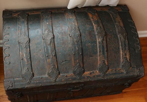 Appraisal: A VICTORIAN HUMP BACK TRUNK IN OLD GREEN PAINTThe travel