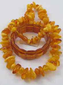 Appraisal: An amber necklace comprised various shades of amber beads approx