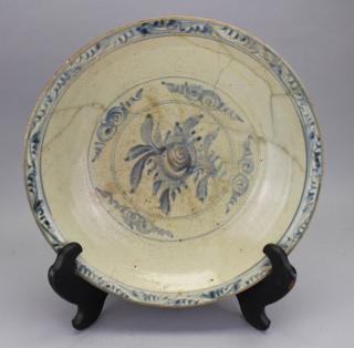 Appraisal: Early Swatow Glazed Ceramic Dish as is Early Swatow Glazed