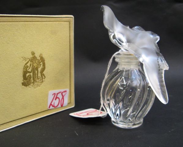 Appraisal: A LALIQUE ART CRYSTAL PERFUME BOTTLE L-Air du Temps for