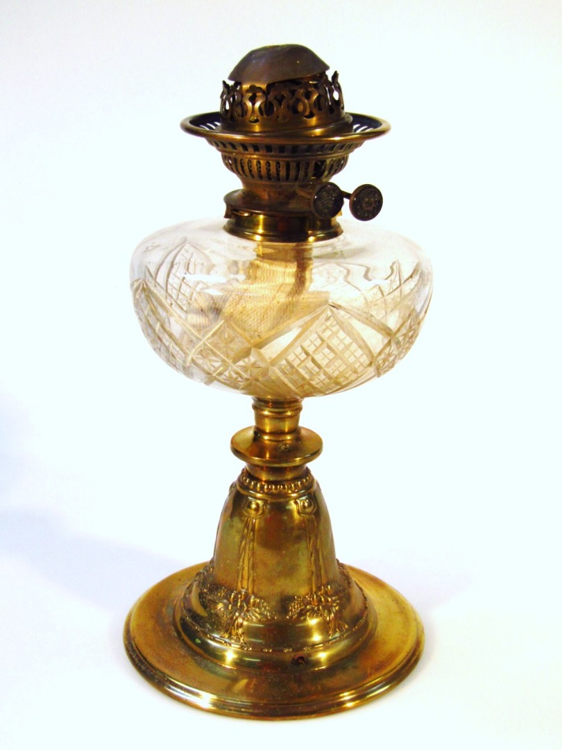 Appraisal: An early thC brass oil lamp with clear cut glass