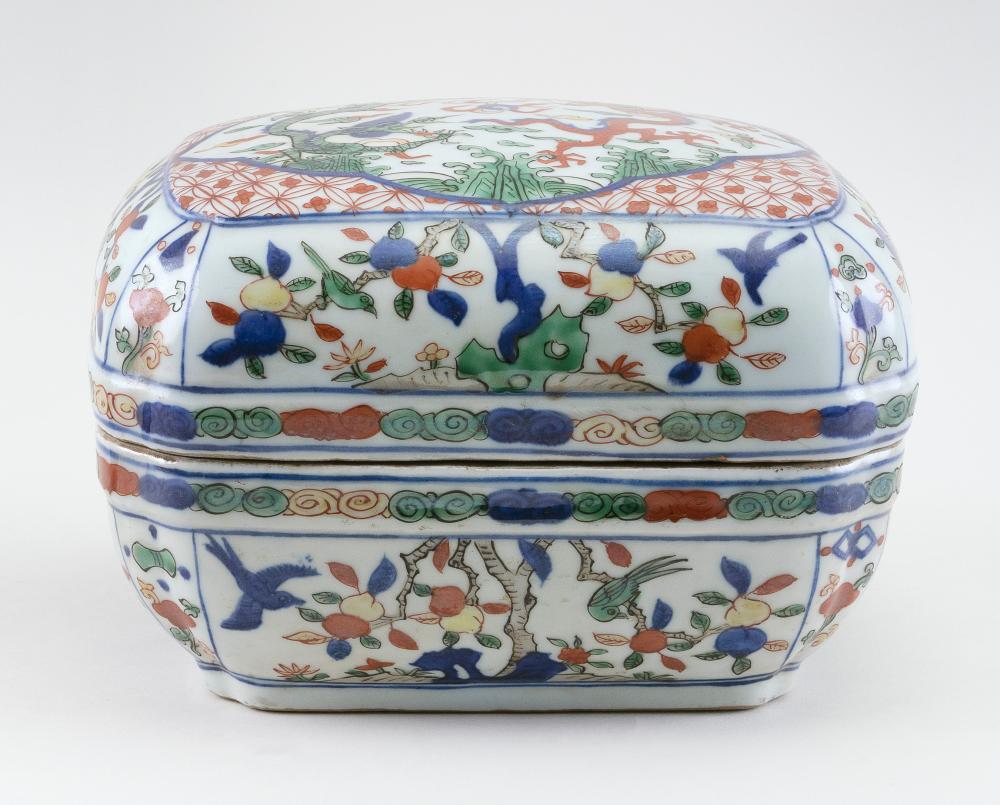 Appraisal: CHINESE WUCAI PORCELAIN BOX LATE TH EARLY TH CENTURY HEIGHT