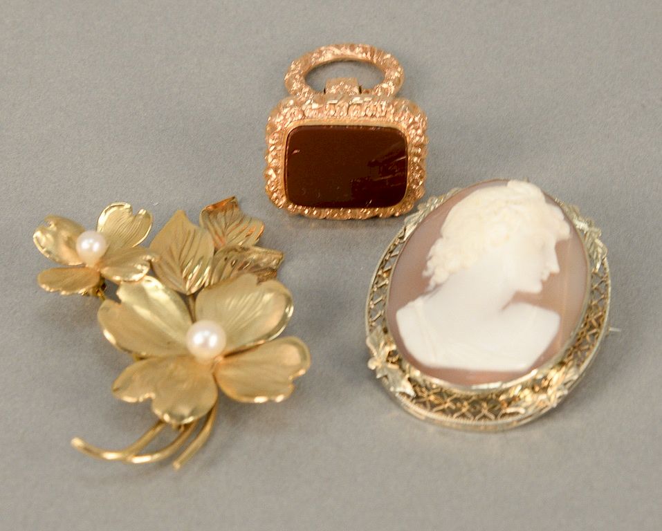 Appraisal: Three piece lot to include karat gold floral pin karat