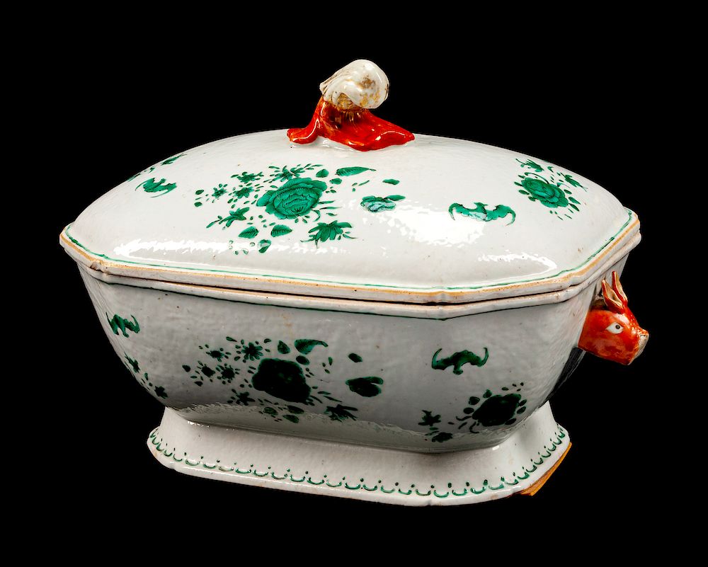 Appraisal: A Chinese Export Porcelain Tureen and Cover A Chinese Export