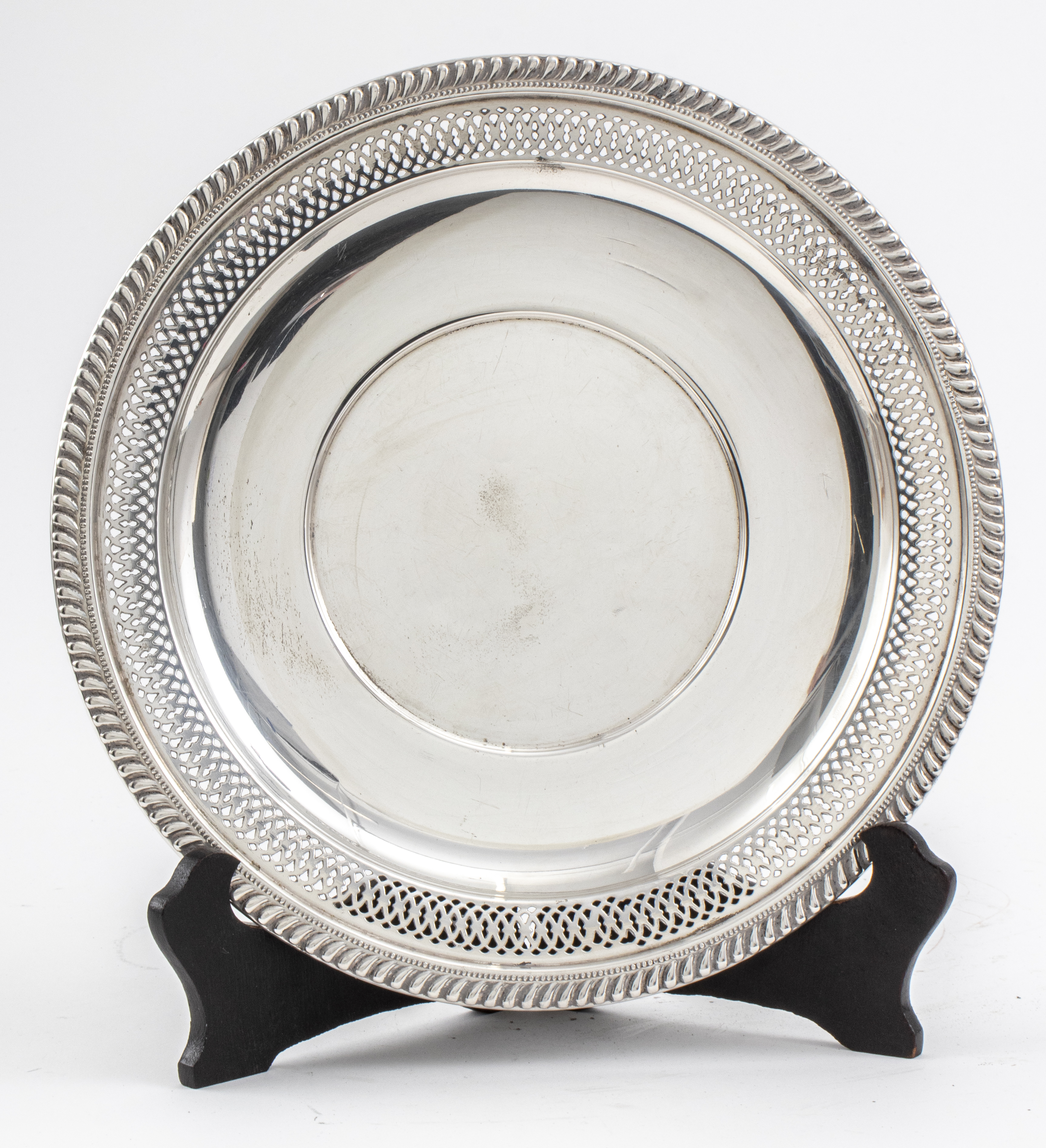 Appraisal: ARROWSMITH STERLING PLATE W RETICULATED BORDER Arrowsmith sterling cake plate