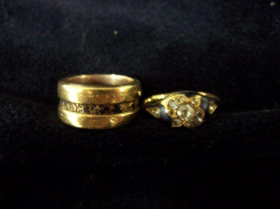 Appraisal: A mourning ring with inscription to the central band and