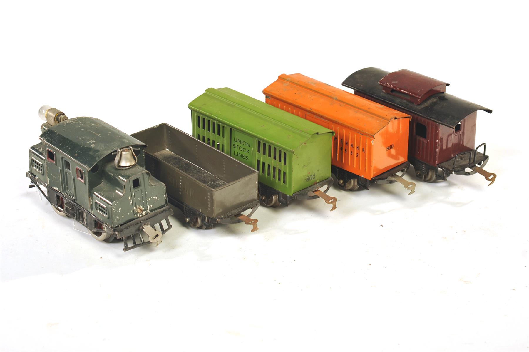 Appraisal: LIONEL O GAUGE FIVE-PIECE FREIGHT CONSIST INCLUDING ELECTRIC GONDOLA CATTLE