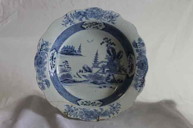 Appraisal: A CHINESE BLUE AND WHITE EXPORT CIRCULAR BOWL the centre