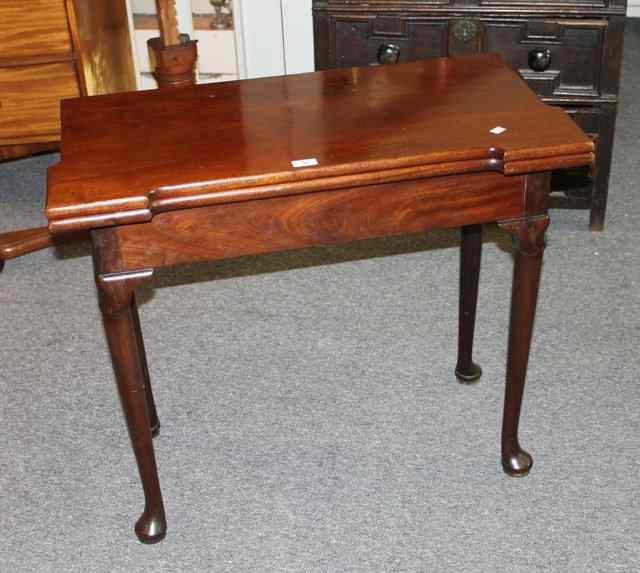 Appraisal: A GEORGIAN MAHOGANY CARD TABLE with shaped top and cabriole