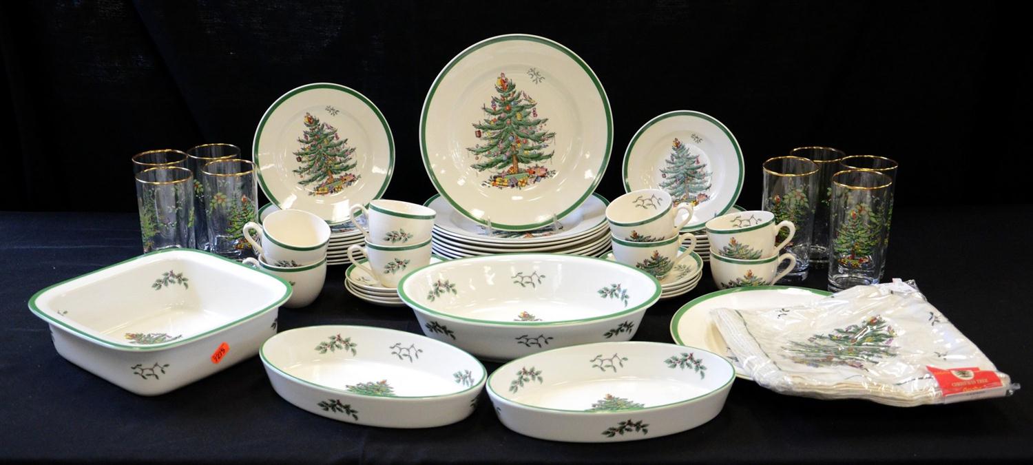 Appraisal: pcs of Spode Christmas Tree pattern porcelain dinnerware consisting of