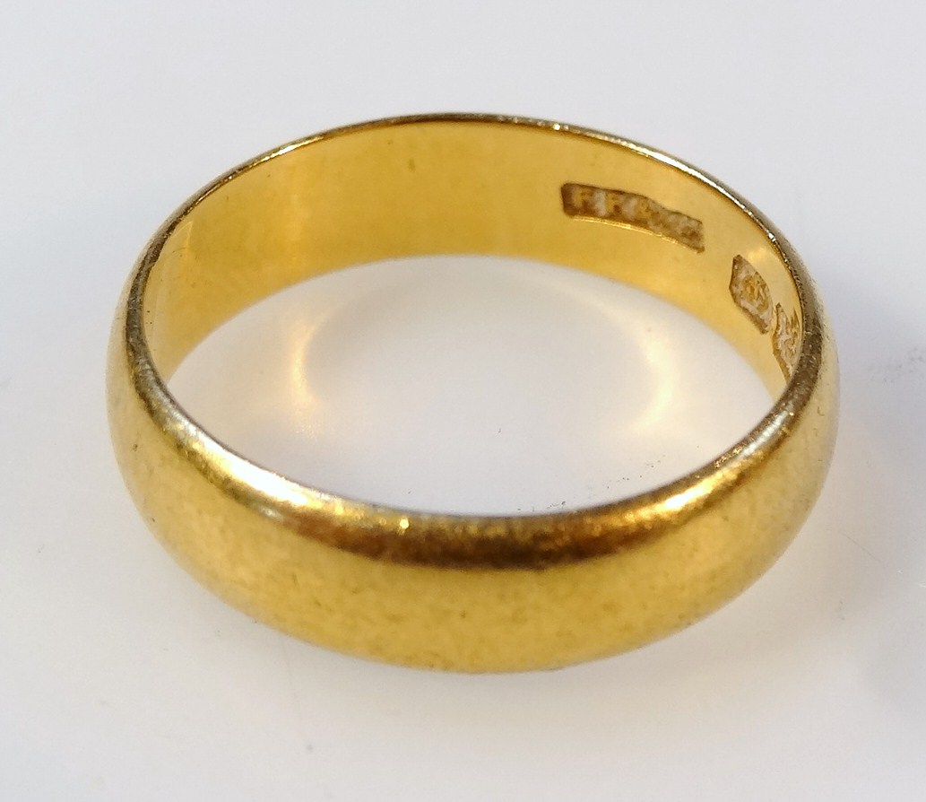 Appraisal: A ct gold plain wedding band size J g