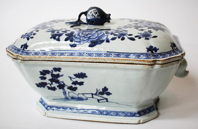 Appraisal: AN TH CENTURY CHINESE BLUE AND WHITE TUREEN with pomegranate