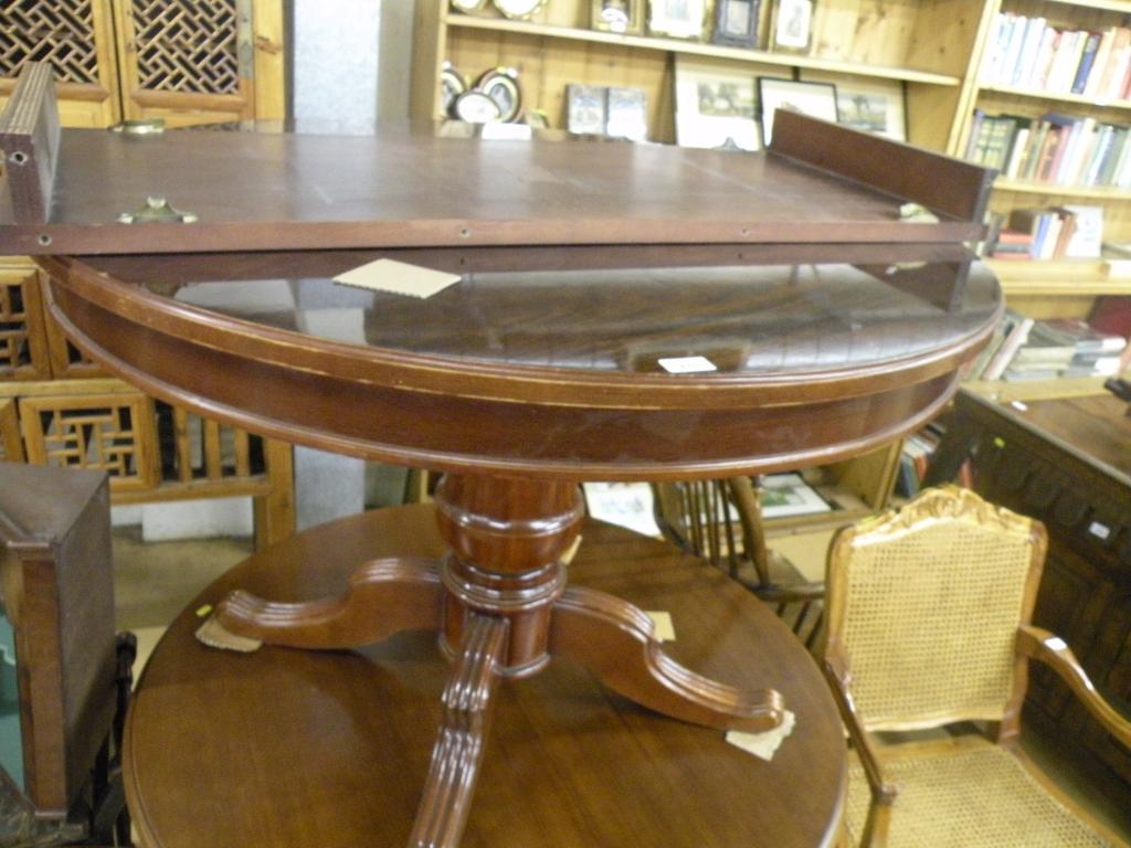 Appraisal: A Continental mahogany extending dining table with one loose leaf