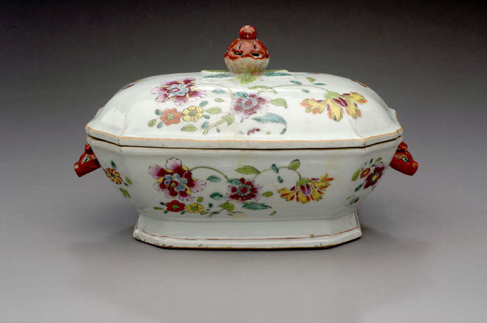 Appraisal: CHINESE EXPORT PORCELAIN FAMILLE ROSE SOUP TUREEN The rectangular form