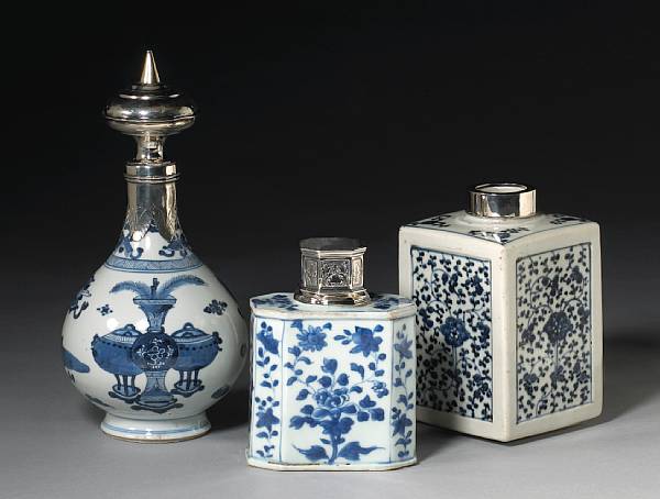 Appraisal: A group of blue and white export porcelain containers with