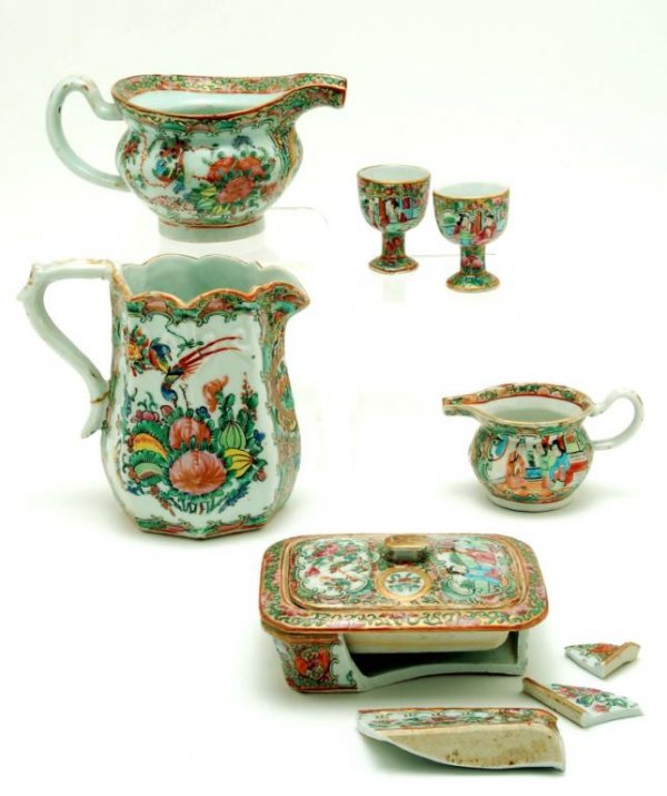 Appraisal: An assembled group of Rose Medallion tablewares including one large