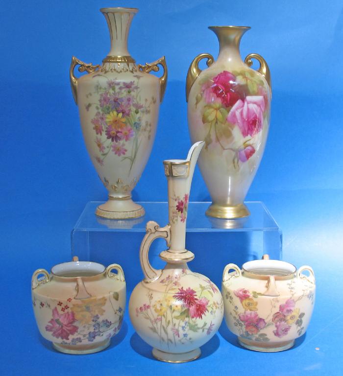 Appraisal: A ROYAL WORCESTER BLUSH IVORY VASE of tapering shouldered ovoid