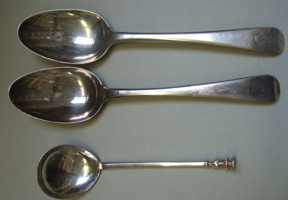 Appraisal: A pair of silver Old English pattern table spoons London