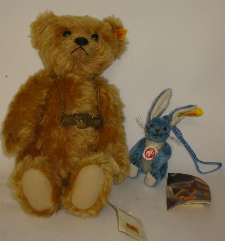 Appraisal: A Steiff Anniversary bear with black button eyes button and