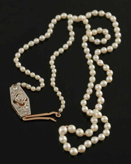 Appraisal: A strand of natural pearls The graduated pearls measuring mm