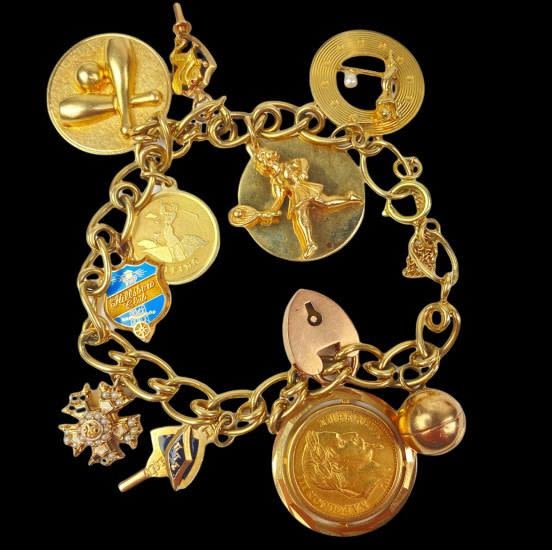 Appraisal: k Gold Charm Bracelet gLink k gold bracelet with six