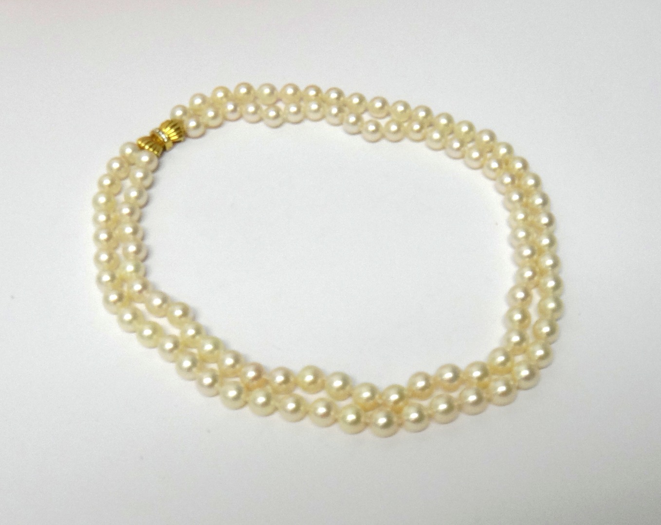 Appraisal: A two row necklace of uniform cultured pearls on a