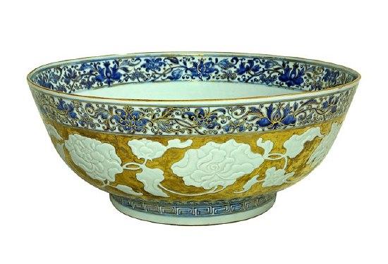 Appraisal: A fine Chinese export bowl Qianlong - the inside decorated