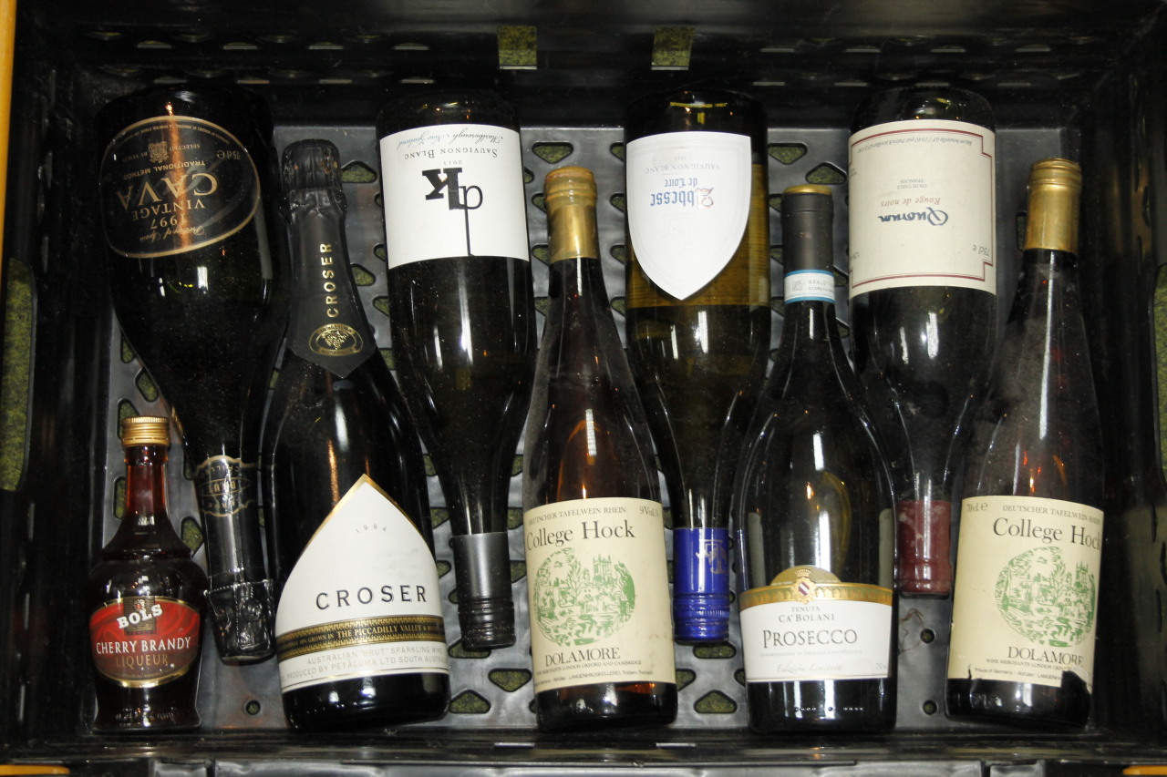 Appraisal: Various alcohol wine wine etc to include Abbesse De Loire