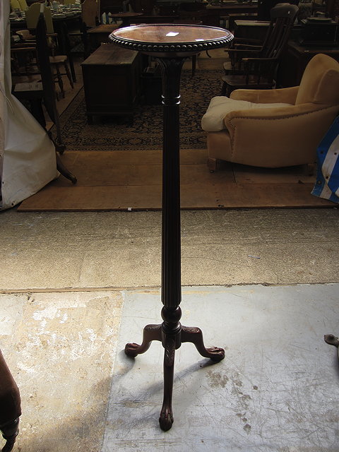 Appraisal: A VICTORIAN MAHOGANY TORCHERE with a reeded column and tri-form