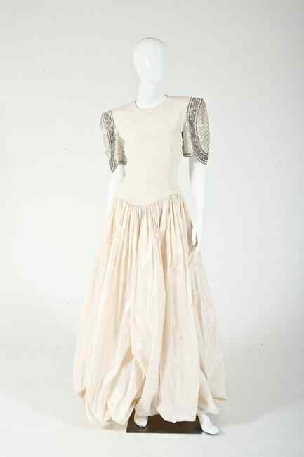 Appraisal: CAROLINA HERRERA CREAM SILK EVENING GOWN s size retailed Saks