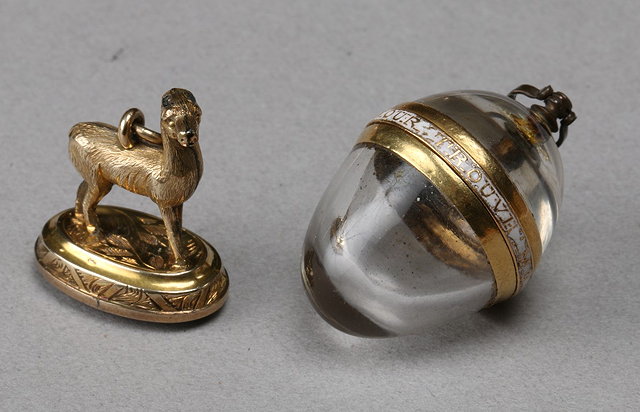 Appraisal: A FRENCH CRYSTAL PENDANT in the form of an egg