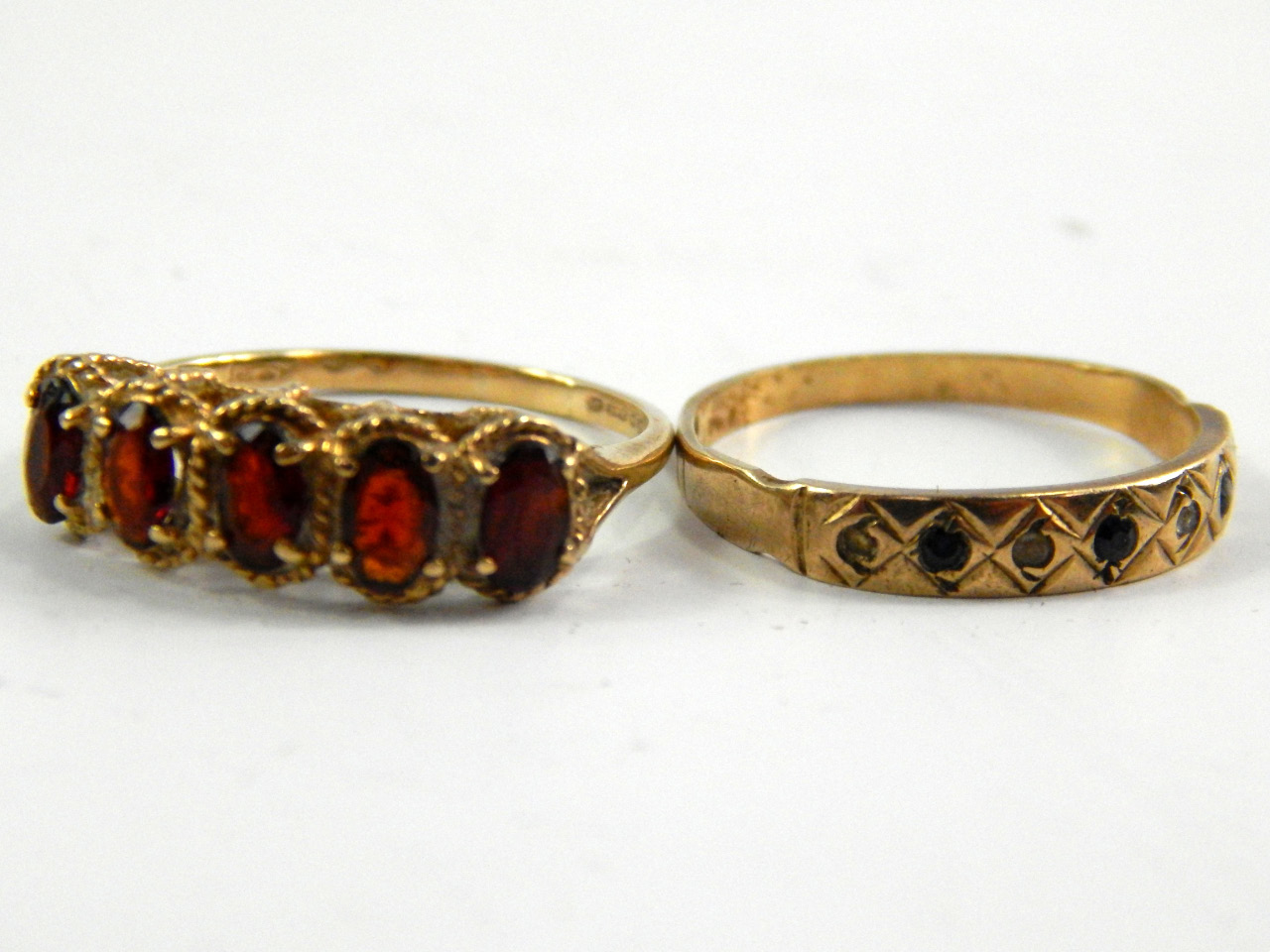 Appraisal: A ct gold and garnet five stone ring size P