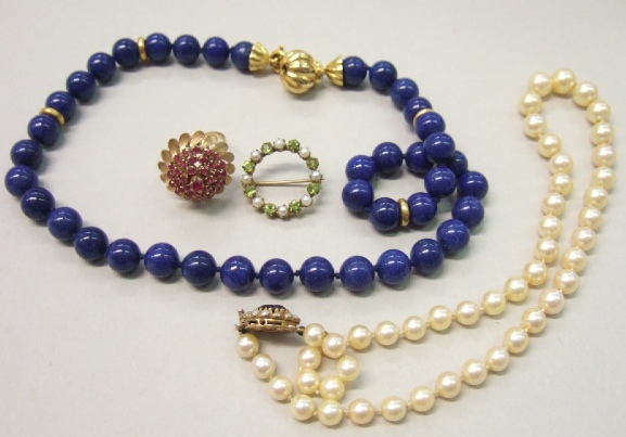 Appraisal: A single row necklace of lapis lazuli beads on a