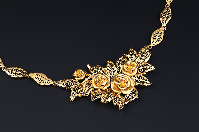 Appraisal: A FINE GOLD FLORAL NECKLACE the central panel decorated with