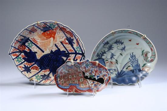 Appraisal: THREE JAPANESE IMARI PORCELAIN DISHES Meiji period and later Each