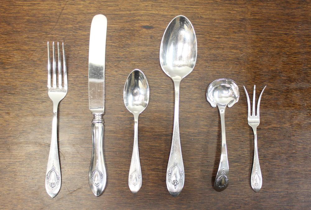 Appraisal: LUNT MOUNT VERNON STERLING SILVER FLATWARE SET pieces comprised of