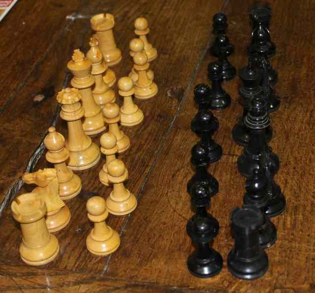 Appraisal: A SET OF CARVED BOXWOOD STAUNTON CHESS MEN complete