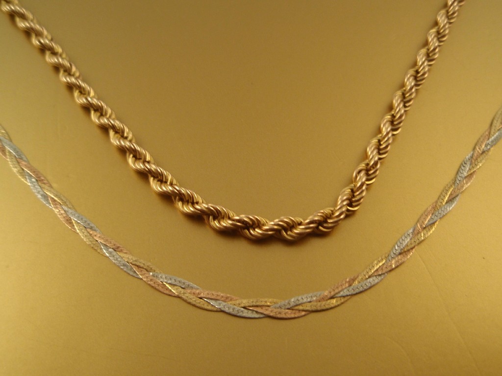 Appraisal: A ct gold rope twist neck chain cm together with