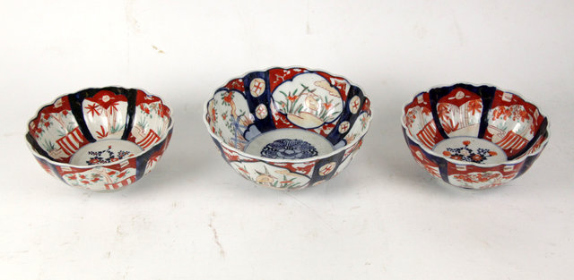 Appraisal: An Imari bowl with serrated border painted in blue red