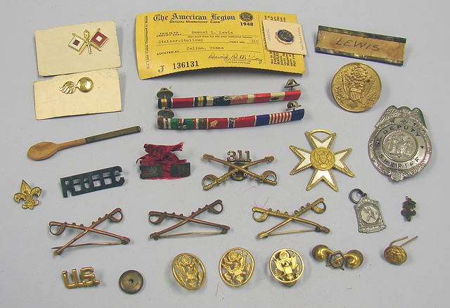 Appraisal: Lot consists of US WWI and WWII metal collar devices