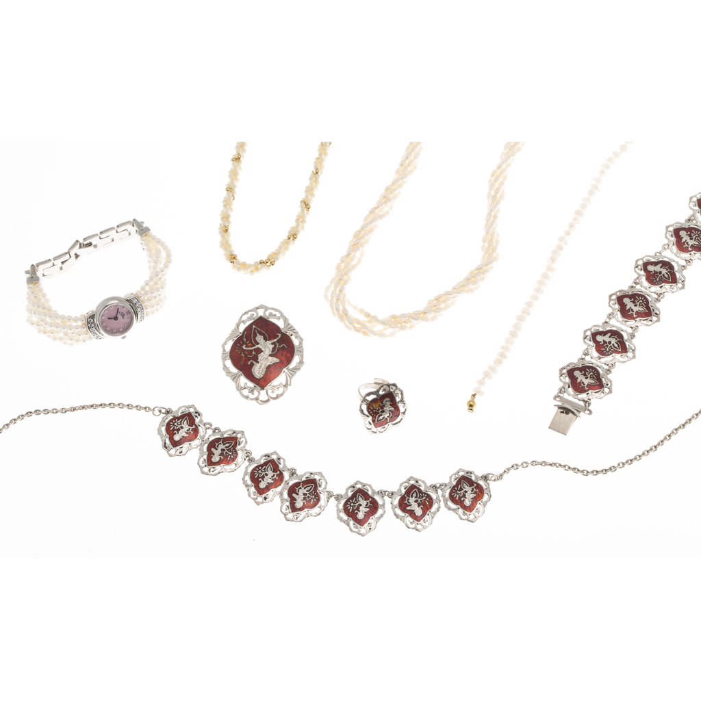 Appraisal: A collection of jewellery to include a beaded triple strand