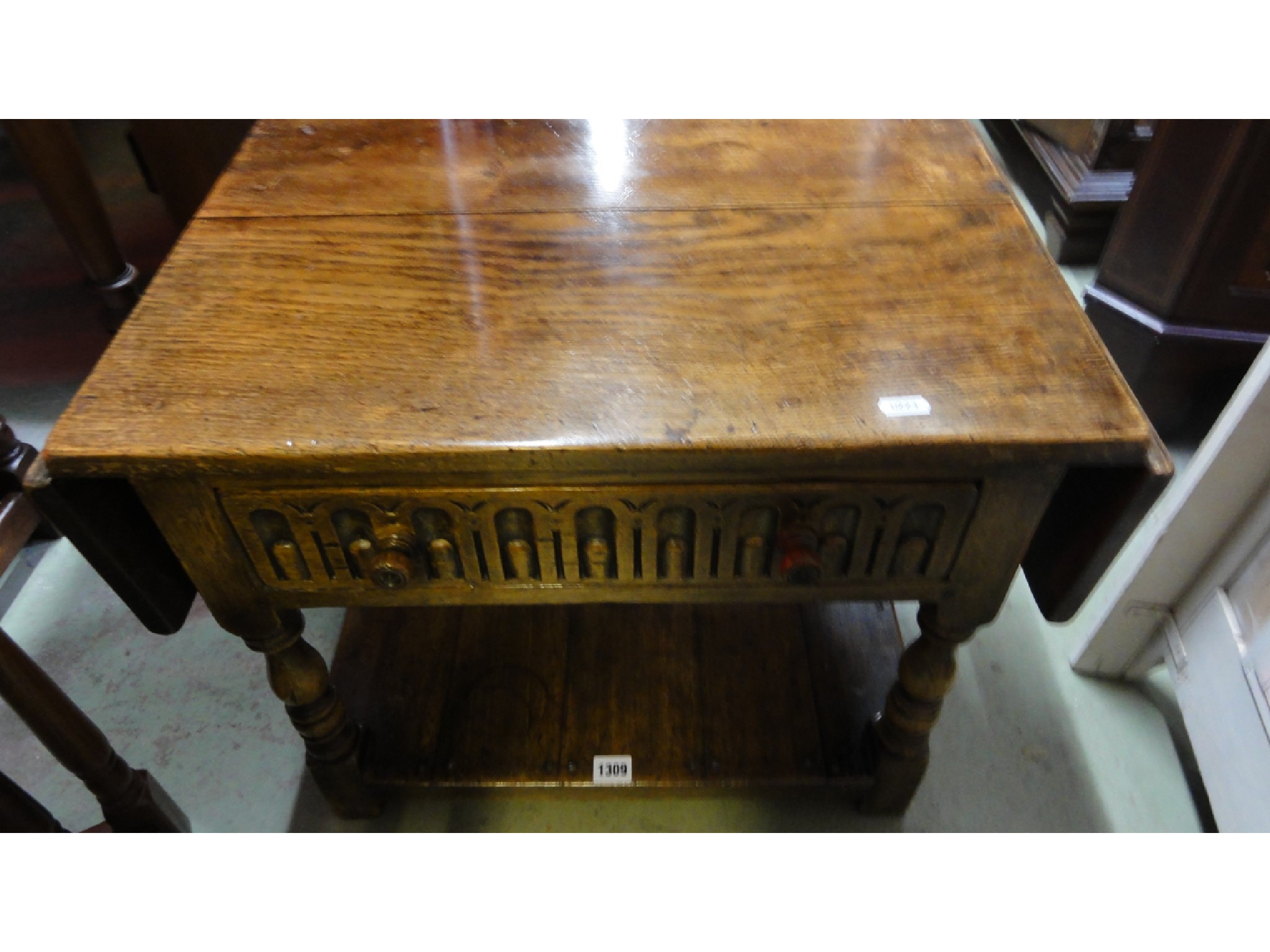 Appraisal: A good quality old English style oak drop leaf two