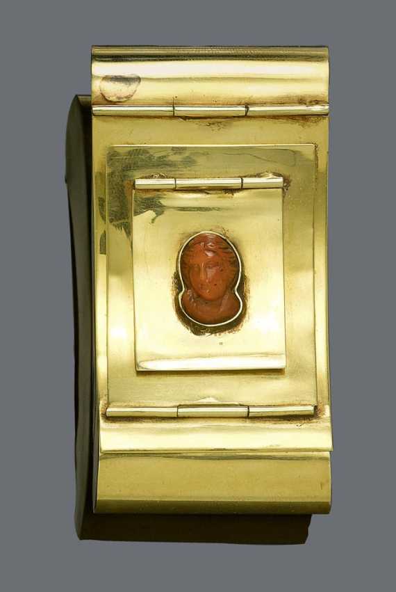 Appraisal: GOLD BOX WITH CAMEO GIUSEPPE BARTOLOTTI Rome ca Yellow gold