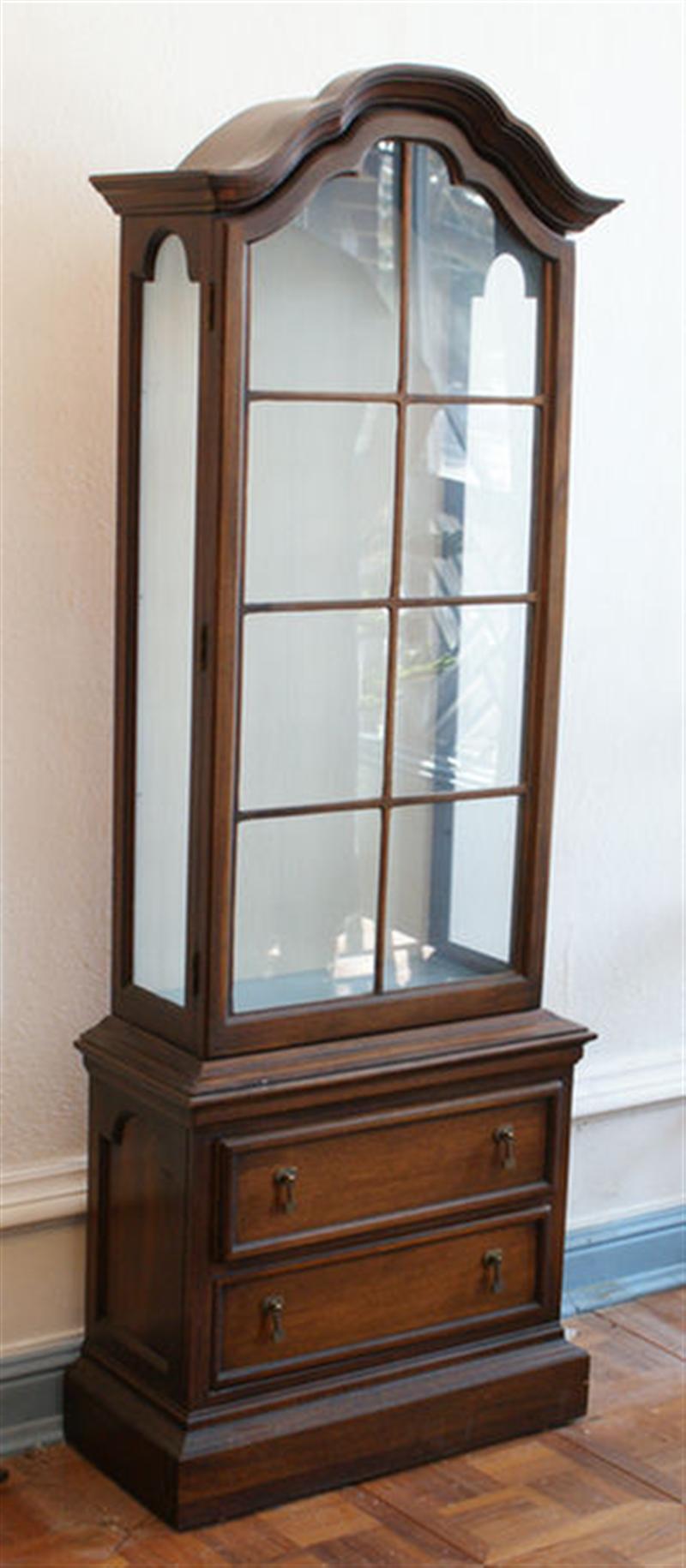 Appraisal: Mahogany Queen Anne style curio cabinet with scalloped top door