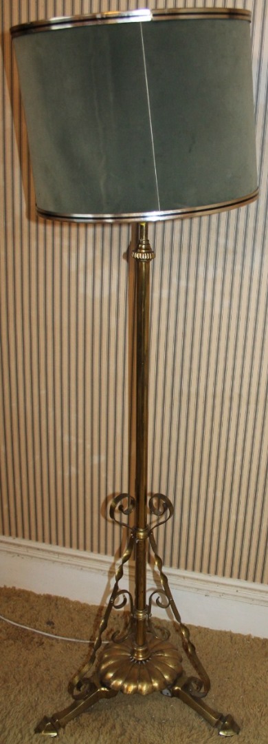 Appraisal: An early thC brass oil lamp standard converted for electricity