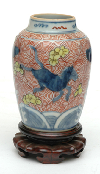 Appraisal: A SMALL TH CENTURY CHINESE PORCELAIN VASE The tapering cylindrical