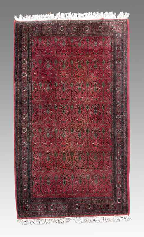 Appraisal: PAKISTANI HAND KNOTTED WOOL RUG ' x ' This finely