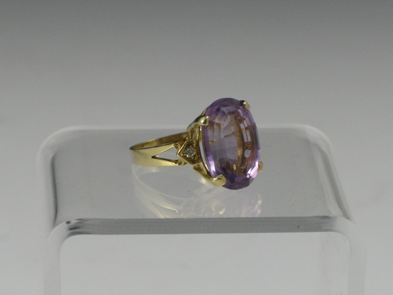 Appraisal: KT Gold Amethyst Ring large oval cut amethyst approximate weight