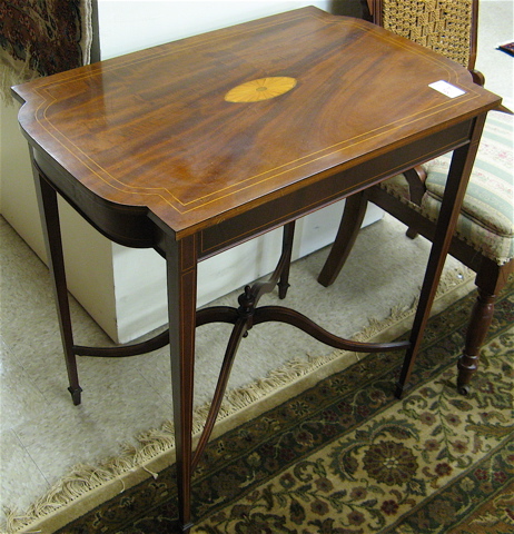 Appraisal: FEDERAL STYLE MAHOGANY LAMP TABLE the rectangular top centering an