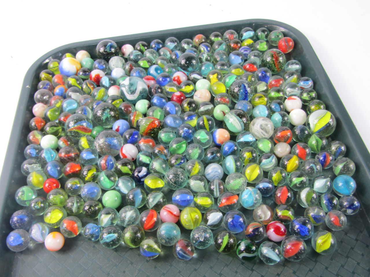 Appraisal: A collection of glass marbles